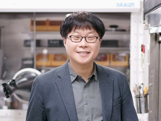 서울대 화학부 이동환 교수 연구진 '하나의 벤젠 고리로 이뤄진 아주 작은 백색광 발광체' 발명